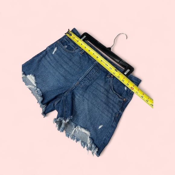 Express Boyfriend Midi Mid Rise Button Fly Denim Shorts Size 8 - Picture 9 of 11